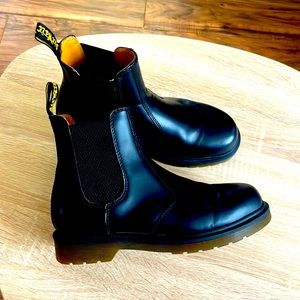 Sweet Dr martens monochrome chelsea boot. Size 7.5 womens 6 men’s 38 euro $170